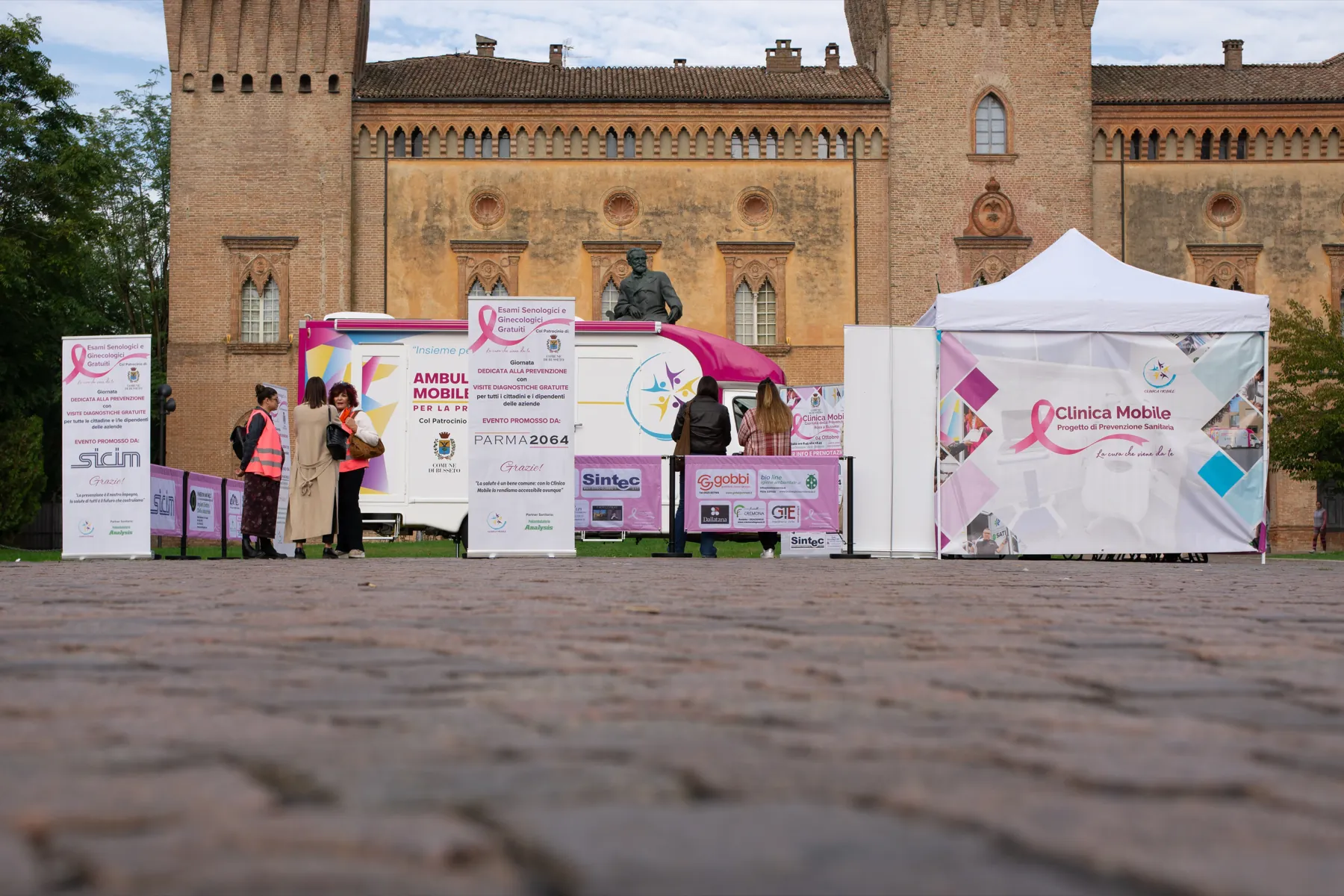 Unità mobile della Clinica Mobile in piazza